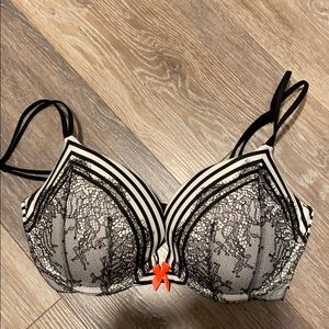 Victoria’s Secret size 32DD black lace bra